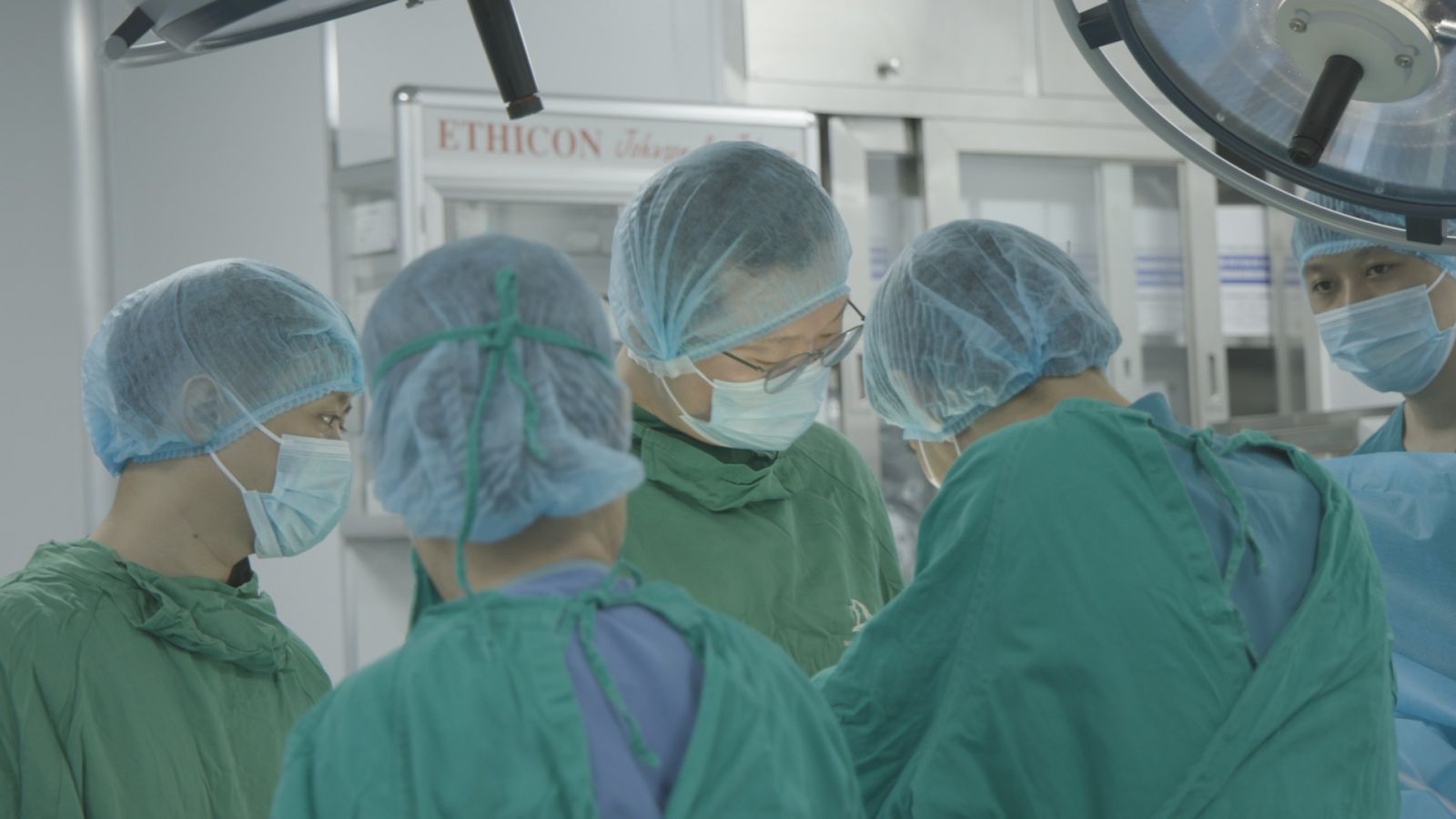 Bác sĩ Park tham dự thực hiện phẫu thuật cấy ghép thể hang nhân tạo- IPP trực tiếp tại Hà Nội, Việt Nam